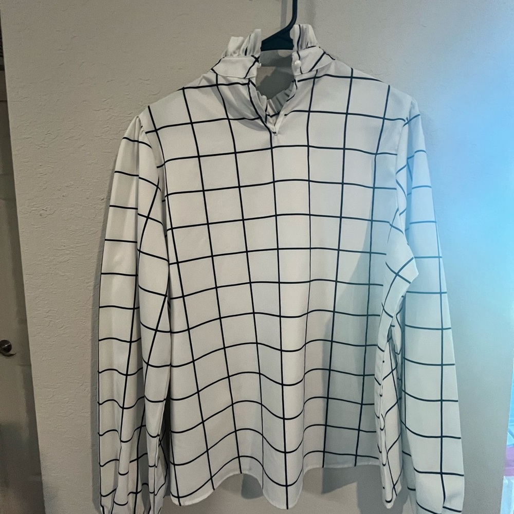 Xl back and white squared too long sleeve blouse